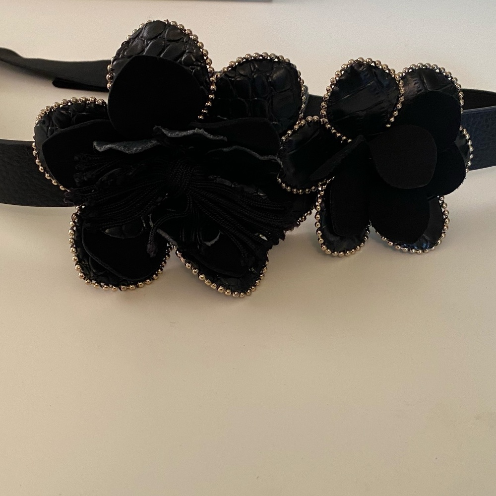 White House black market black leather belt with floral accent size M
